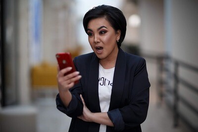 스미싱 문자 메시지를 받은 스마트폰 화면을 확인하는 사용자의 모습