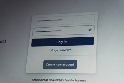 비밀번호 변경을 고민하는 사용자 이미지