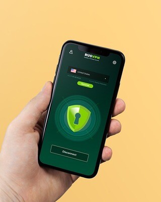 보안 경고 메시지를 표시하는 스마트폰 화면 위 백신 아이콘